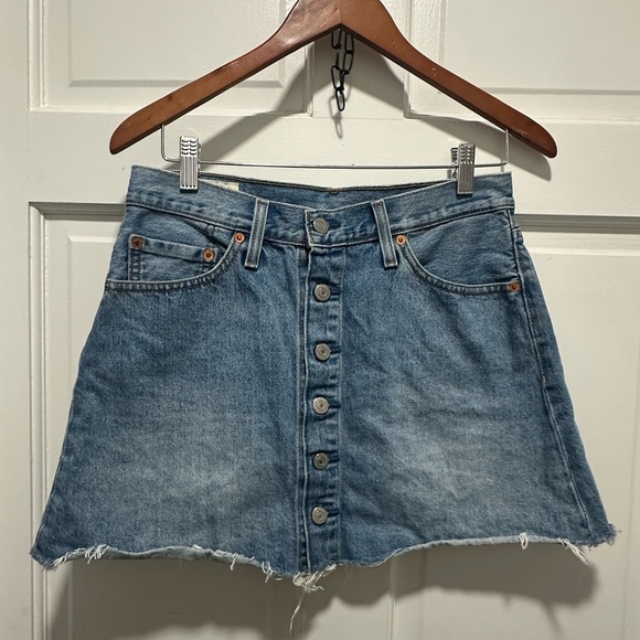 LEVI'S Denim Cut Off Button Front Mini Skirt Sz 27 - Picture 2 of 6